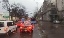 Збираються затори: у Дніпрі на Яворницького через повалене дерево зупинився рух тролейбусів