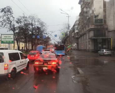 Збираються затори: у Дніпрі на Яворницького через повалене дерево зупинився рух тролейбусів