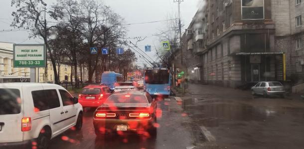 Собираются пробки: в Днепре на Яворницкого из-за поваленного дерева остановилось движение троллейбусов