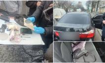 Вирвали сумку та втекли на машині: у чоловіка на автовокзалі Дніпра вкрали велику суму грошей