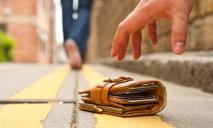 «Вернули веру в людей»: жителю Днепра незнакомцы отдали потерянный кошелек со значительной суммой денег