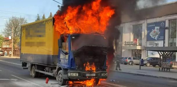 В Днепре на ходу вспыхнул грузовик: подробности от ГСЧС