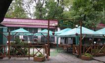 Без вікон і дверей: як сьогодні виглядає забуте кафе у парку Глоби у Дніпрі (ФОТО)