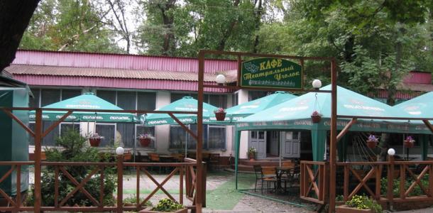Без окон и дверей: как сегодня выглядит забытое кафе в парке Глобы в Днепре (ФОТО)