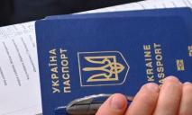 Кабмин запретил пересылать за границу паспорта для мужчин призывного возраста