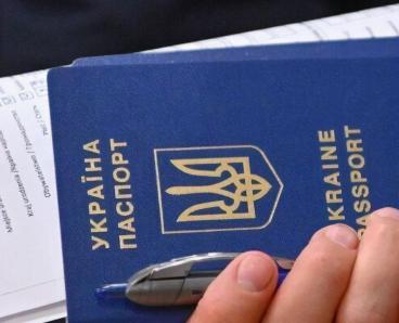 Кабмін заборонив пересилати за кордон паспорти для чоловіків призовного віку