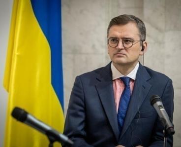 Усі консульства України поки не надають послуги чоловікам призовного віку: Кулеба прокоментував