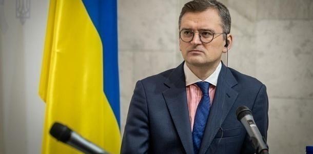 Все консульства Украины пока не предоставляют услуги мужчинам призывного возраста: Кулеба прокомментировал