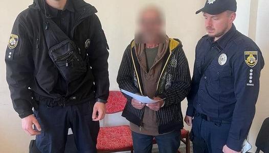 В Днепре злоумышленник ограбил 64-летнюю женщину у подъезда