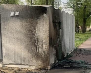 Туалетні піромани не вгамовуються: у Кривому Розі знову підпалили вуличну вбиральню