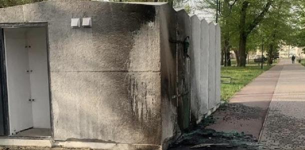 Туалетные пироманы не унимаются: в Кривом Роге снова подожгли уличную уборную