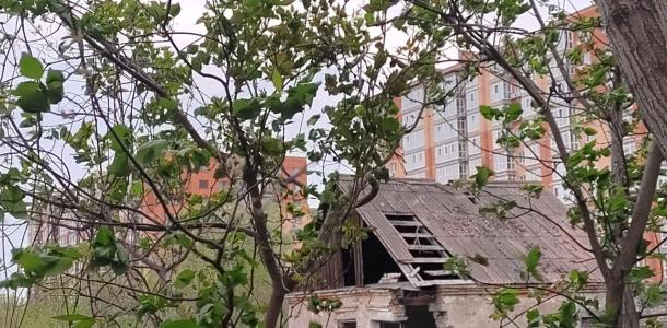 Как выглядит один из последних домов в районе бывших Городских Дач Екатеринослава: нет половины крыши и стены (ФОТО)