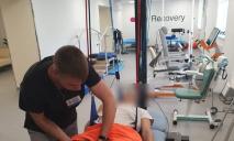 У Дніпрі після 10 операцій реабілітують 22-річного військового, який втратив ногу