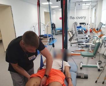 У Дніпрі після 10 операцій реабілітують 22-річного військового, який втратив ногу
