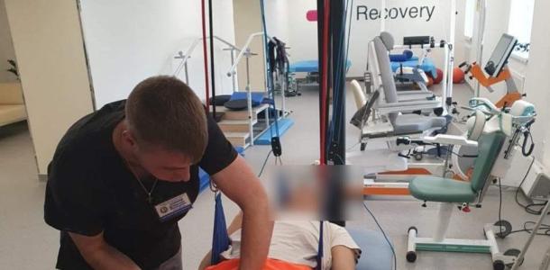 В Днепре после 10 операций реабилитируют 22-летнего военного, потерявшего ногу