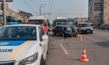 У Дніпрі на Слобожанському не поділили дорогу Mitsubishi та маршрутка №158: зупинились тролейбуси