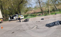 В Днепропетровской области мотоциклист въехал в грузовик: погибла 19-летняя девушка