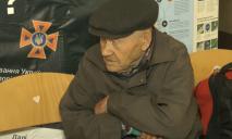 88-летний дедушка пешком вышел из оккупации, чтобы не брать паспорт РФ: его эвакуировали в Днепр