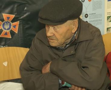 88-річний дідусь пішки вийшов з окупації, аби не брати паспорт РФ: його евакуювали до Дніпра