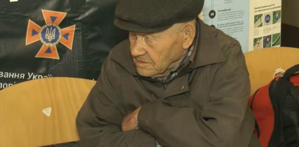 88-летний дедушка пешком вышел из оккупации, чтобы не брать паспорт РФ: его эвакуировали в Днепр