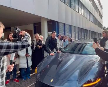 Самопроголошеного “апостола” з Дніпра Мунтяна “Бог благословив” унікальною Ferrari Roma за $300 тис