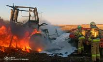 На Дніпропетровщині в полі зненацька загорівся трактор: подробиці від ДСНС