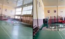 В Днепре в школе №139 затопило спортзал: вода била, как бешеная (ВИДЕО)