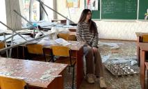 “Буду жити! Геть, думи сумні”: учительница показала, как выглядит ее класс после ракетной атаки по Днепру
