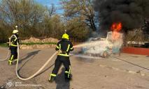 Гасили 7 рятувальників: на Дніпропетровщині зненацька спалахнув автомобіль (ФОТО)