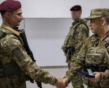 Солдати з Дніпропетровщини отримали нагороди від головнокомандувача та міністра оборони: які саме