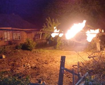 Уночі агресор тричі обстрілював Дніпропетровщину: зайнявся газогін, пошкоджені будинки