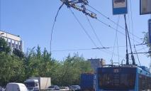 В Днепре на Слобожанском грузовик оборвал контактную сеть