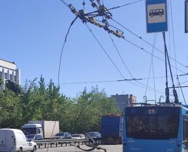 У Дніпрі на Слобожанському вантажівка обірвала контактну мережу