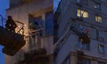 Заліз на підйомний кран та постукав у вікно 7-го поверху: житель Дніпра епічно освідчився коханій (ВІДЕО)