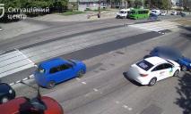 В Днепре на проспекте Б. Хмельницкого столкнулись такси Uklon и легковушка