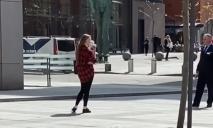Девушка из «Европейки», которая «подпирала» столб, вернулась на улицы Днепра в новом амплуа (ВИДЕО)