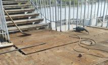 В Днепре начали ремонт пешеходного моста на Монастырский остров