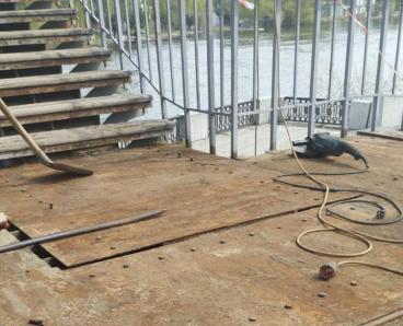 В Днепре начали ремонт пешеходного моста на Монастырский остров