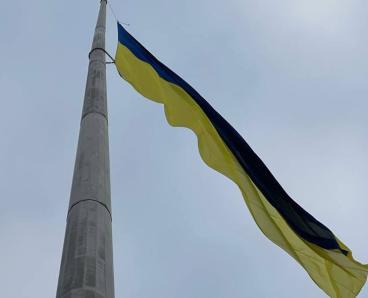 У Дніпрі знову буревій пошкодив один із найбільших прапорів України
