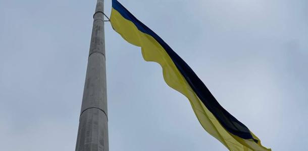 В Днепре ураган снова повредил один из самых больших флагов Украины