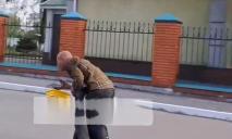 Житель Днепра на моноколесе мчался по дороге со скоростью 80 км/ч, держа в руке попугая (ВИДЕО)