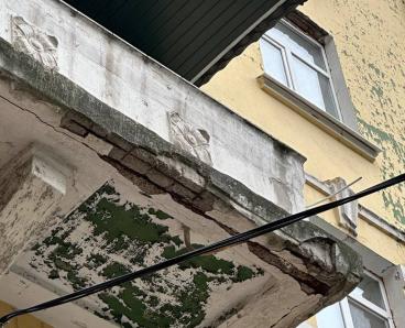У Дніпрі на проспекті Яворницького на голови людей обсипаються аварійні балкони