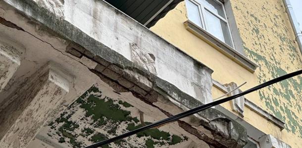 В Днепре на проспекте Яворницкого на головы людей осыпаются аварийные балконы
