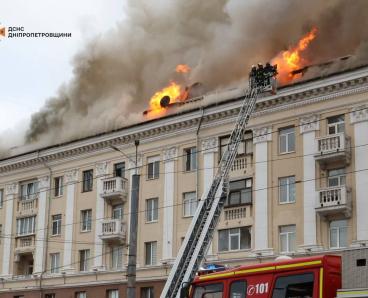 Ракетна атака на Дніпро 19 квітня: у поліції показали, як рятували людей з ураженої п’ятиповерхівки