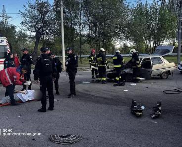 У Дніпрі рятувальники деблокували трьох людей з пошкодженого автомобіля