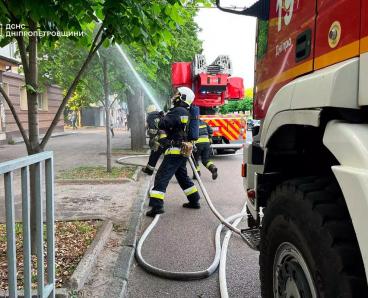 В Днепре на проспекте Александра Поля пожарные спасли мужчину из горящей квартиры