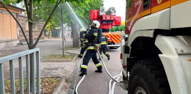 В Днепре на проспекте Александра Поля пожарные спасли мужчину из горящей квартиры