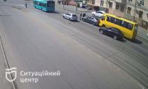 У Дніпрі на Степана Бандери зіткнулися маршрутка та автівка: рух ускладнено