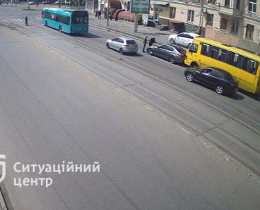 В Днепре на Степана Бандеры столкнулись маршрутка и автомобиль: движение затруднено