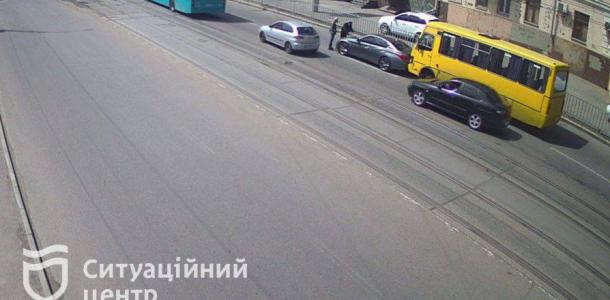 В Днепре на Степана Бандеры столкнулись маршрутка и автомобиль: движение затруднено